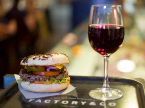 
Lorsque vous voyagez en avion, il est important de choisir judicieusement les aliments que vous consommez afin d éviter tout inc