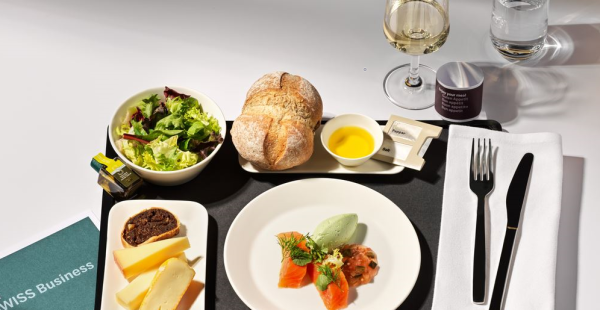
SWISS renouvelle son offre culinaire en Première et Affaires sur ses vols long-courriers en partance de la Suisse, avec des plat