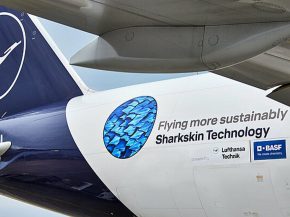 
Lufthansa Group équipe plus de 20 avions de sa flotte avec la technologie AeroSHARK, un film adhésif bionique qui se fixe sur l