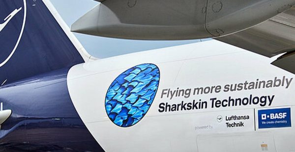 
Lufthansa Group équipe plus de 20 avions de sa flotte avec la technologie AeroSHARK, un film adhésif bionique qui se fixe sur l