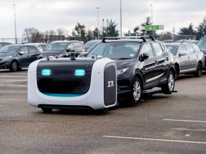 Mis en place pour la première fois au monde en mars 2019 à l’aéroport Lyon-Saint Exupéry, ce parking extérieur entièrement