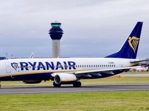
Le régulateur britannique de la concurrence a ouvert une enquête contre Ryanair sur sa politique de sièges familiaux, jugée p