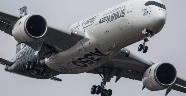 
Airbus discute actuellement avec des clients potentiels en vue du lancement éventuel d un gros porteur A350 version cargo, selon