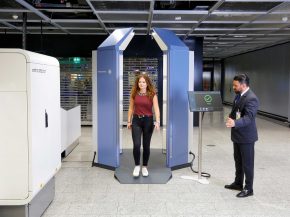 
A l aéroport de Francfort, l opérateur aéroportuaire Fraport a commencé à tester un scanner de sécurité de nouvelle géné