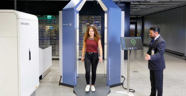 
A l aéroport de Francfort, l opérateur aéroportuaire Fraport a commencé à tester un scanner de sécurité de nouvelle géné