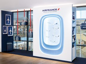 
Air France s’invite au cœur du Bon Marché Rive Gauche, inaugurant un espace dédié à l’élégance et à la magie des fêt