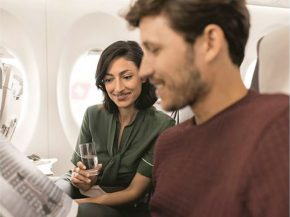 
Après deux ans et demi d interruption en raison du Covid-19, SWISS a rétabli la vente hors-taxe de produits à bord.
Les passag