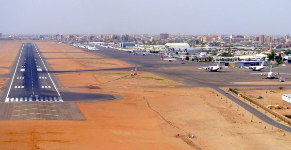 
Alors que les évacuations de ressortissants étrangers se poursuivent dans la capitale du Soudan en proie aux combats, ce sont d