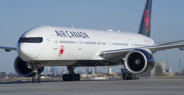
Un avion de la compagnie aérienne Air Canada a été sérieusement endommagé quand un camion a pris feu sous l’arrière de so