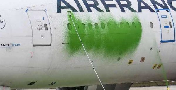 
Des militants de Greenpeace ont partiellement repeint en vert hier un Boeing 777 d Air France stationné à l aéroport Paris-Cha