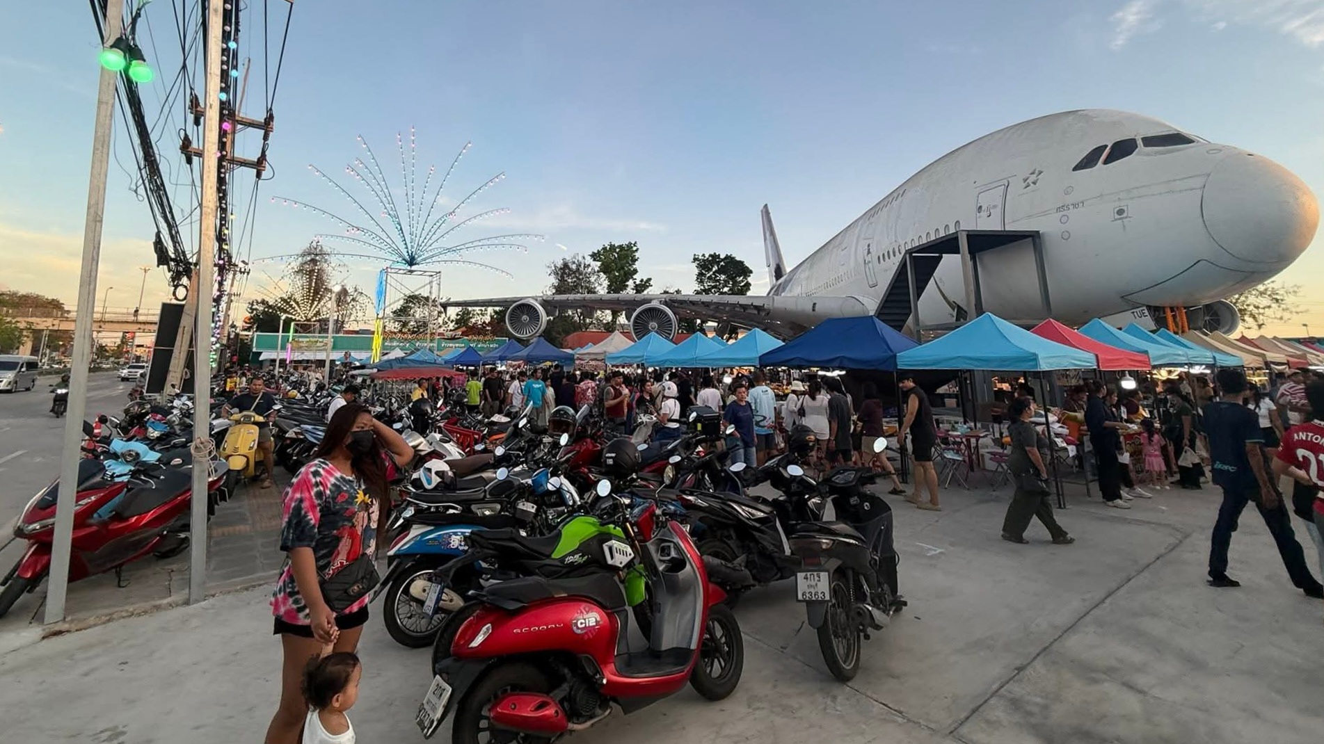 De superjumbo à attraction populaire : un A380 de Thai Airways transformé en café-restaurant sur un marché (vidéo)