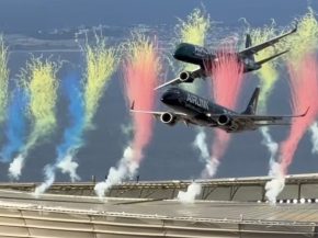 
Deux Embraer E-Jet&nbsp;de la compagnie aérienne Airlink ont effectué hier un survol à très basse altitude du DHL Stadium de 
