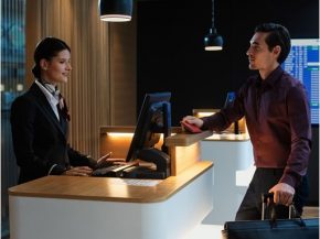 L espace d enregistrement de SWISS au Terminal 1 de l aéroport de Zurich s est paré d un nouvel éclat : des comptoirs repensés