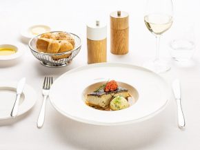 SWISS propose pendant trois mois les menus de Silvio Germann, jeune chef suisse étoilé au restaurant IGNIV du Grand Resort Bad R