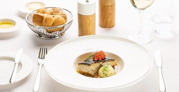 SWISS propose pendant trois mois les menus de Silvio Germann, jeune chef suisse étoilé au restaurant IGNIV du Grand Resort Bad R