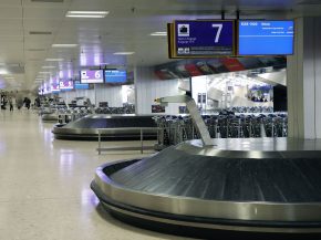 Deux bagagistes de la société sous-traitante Dnata ont été arrêtés lundi dernier dernier à l aéroport de Genève.&nbsp;Ils