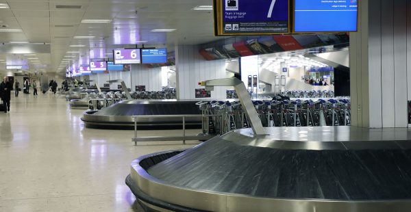 Deux bagagistes de la société sous-traitante Dnata ont été arrêtés lundi dernier dernier à l aéroport de Genève. Ils