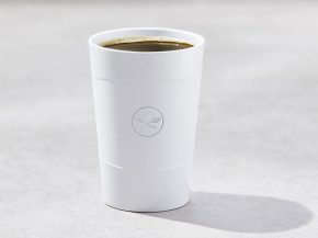 
Lufthansa propose à bord de ses vols en Europe une large sélection de repas fraîchement préparés, des boissons et donc des b