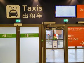 
Quatre faux chauffeurs de taxi qui facturaient leurs courses jusqu à 2 000 euros à des touristes à Paris-CDG ont été interpe