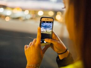 L aéroport de Francfort propose désormais aux usagers un accès Internet gratuit d une durée de 24 heures, au lieu de seulement