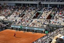 
Partenaire historique de Roland-Garros, Emirates signe en 2026 un retour remarqué sur la terre battue parisienne. Entre hospital