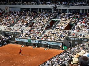 
Partenaire historique de Roland-Garros, Emirates signe en 2026 un retour remarqué sur la terre battue parisienne. Entre hospital