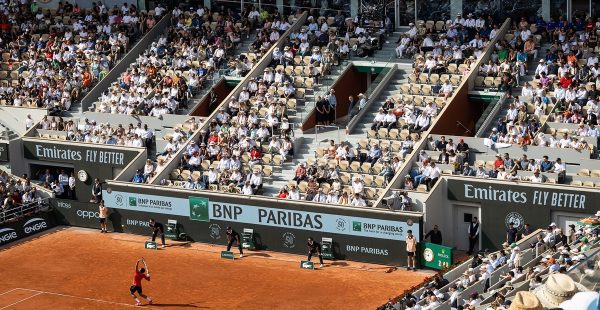
Partenaire historique de Roland-Garros, Emirates signe en 2026 un retour remarqué sur la terre battue parisienne. Entre hospital