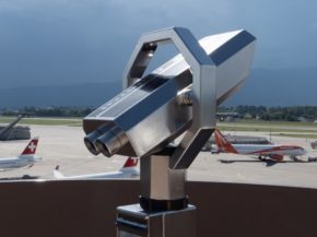 
Depuis jeudi, les visiteurs à l aéroport de Genève peuvent profiter d une nouvelle terrasse offrant une vue plongeante sur le 