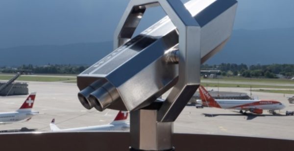
Depuis jeudi, les visiteurs à l aéroport de Genève peuvent profiter d une nouvelle terrasse offrant une vue plongeante sur le 