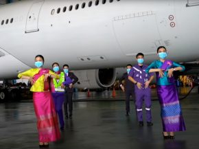 Dans une vidéo musicale, des employés de la compagnie Thai Airways chantent en playback et dansent sur l air du célèbre tube  
