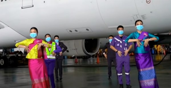 Dans une vidéo musicale, des employés de la compagnie Thai Airways chantent en playback et dansent sur l air du célèbre tube  