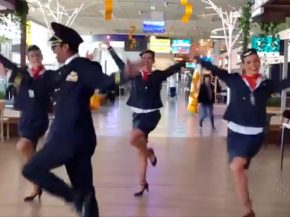 A la surprise des passagers en zone d embarquement mercredi dernier à l aéroport Toulouse-Blagnac, trois hôtesses et un pilote 