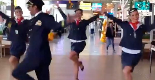 A la surprise des passagers en zone d embarquement mercredi dernier à l aéroport Toulouse-Blagnac, trois hôtesses et un pilote 