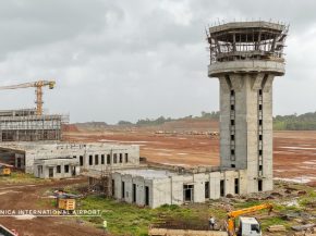 
La future porte d’entrée aérienne de la Dominique prend forme au nord-est de l’île. Piste, taxiways, terminal de passagers