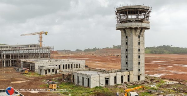 
La future porte d’entrée aérienne de la Dominique prend forme au nord-est de l’île. Piste, taxiways, terminal de passagers