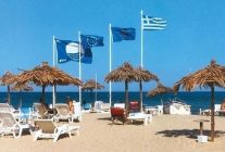 
La Grèce renforce sa lutte contre le surtourisme en étendant le nombre de plages où transats, parasols et activités commercia
