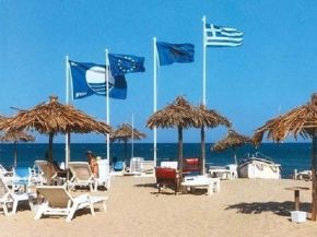 
La Grèce renforce sa lutte contre le surtourisme en étendant le nombre de plages où transats, parasols et activités commercia