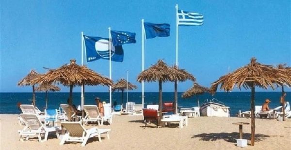 
La Grèce renforce sa lutte contre le surtourisme en étendant le nombre de plages où transats, parasols et activités commercia