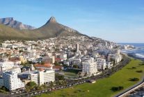 
Terre des hommes, terre des bêtes depuis des millénaires, l Afrique du Sud déploie ses facettes contrastées. Chaque paysage e