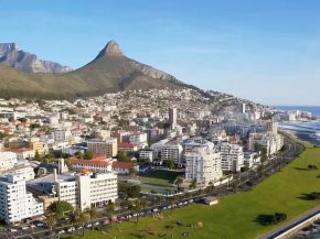 
Terre des hommes, terre des bêtes depuis des millénaires, l Afrique du Sud déploie ses facettes contrastées. Chaque paysage e