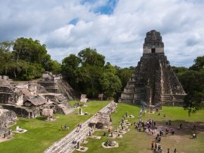 
Voyager au Guatemala, c’est d’abord une immersion au cœur du pays des Mayas. La destination invite à la découverte d une c