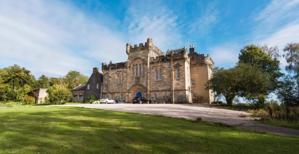 
En 2024, l’Écosse a accueilli 4,37 millions de visiteurs internationaux, marquant une progression de 9% en un an et de 26% par