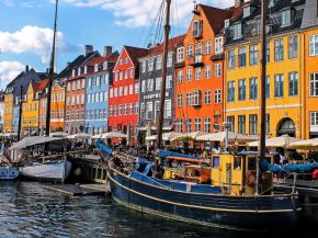
Alors que le sud de l’Europe enchaîne canicules et incendies estivaux, la Scandinavie séduit de plus en plus de voyageurs en 