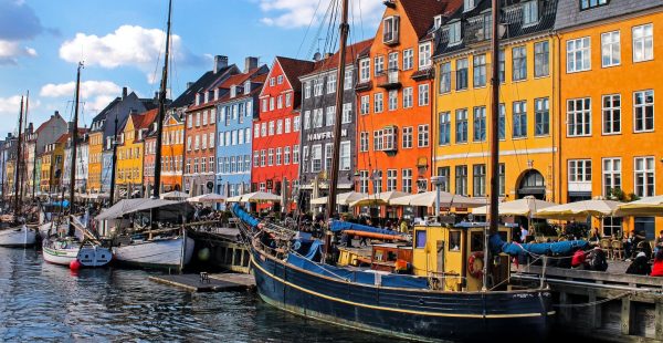 
Alors que le sud de l’Europe enchaîne canicules et incendies estivaux, la Scandinavie séduit de plus en plus de voyageurs en 