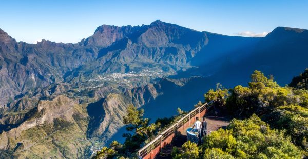 
La Réunion, département français situé dans l’océan Indien, attire chaque année de nombreux voyageurs. L île séduit par