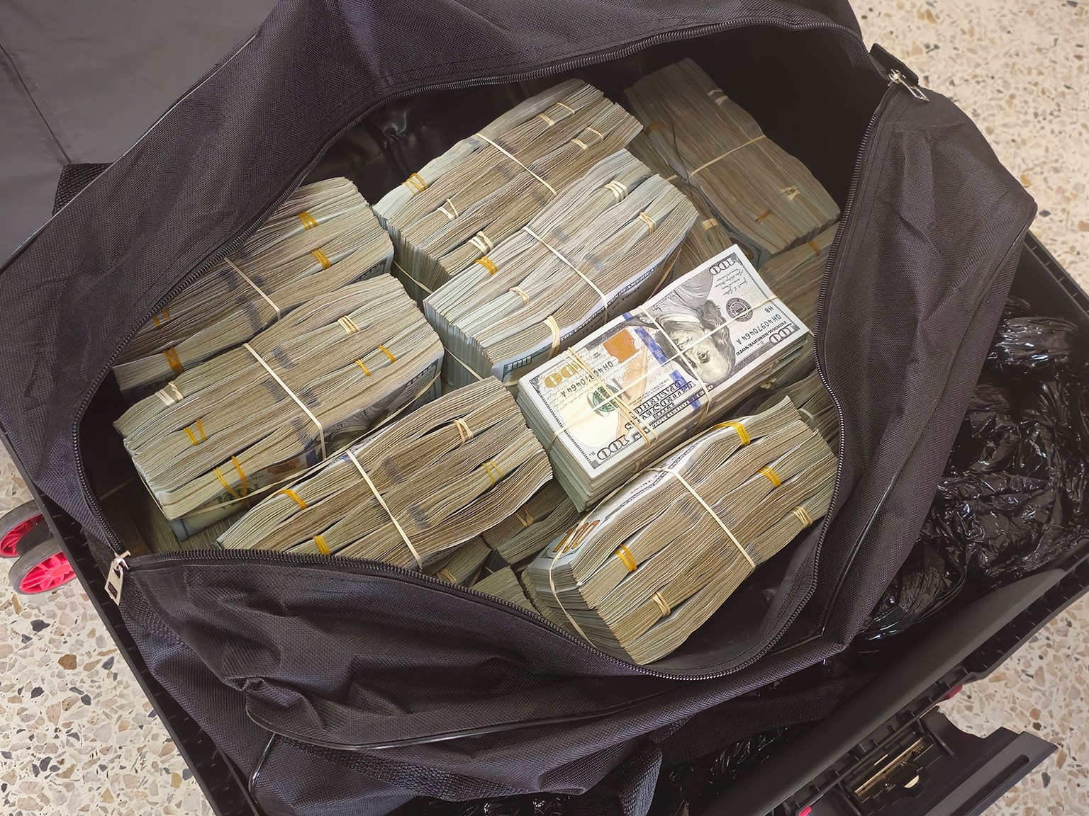 Zambie : un voyageur indien interpellé avec plus de 2 millions de dollars en espèces