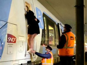 
Le gouvernement d Elisabeth Borne veut taxer davantage le transport aérien pour financer le plan de relance de la SNCF, estimé 