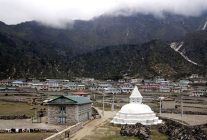 
Le Népal a longtemps été un pays isolé, en grande partie à cause de sa géographie. Pendant des décennies, il figurait parm