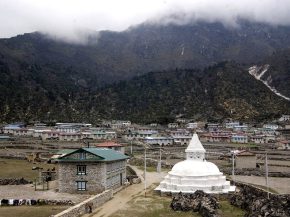 
Le Népal a longtemps été un pays isolé, en grande partie à cause de sa géographie. Pendant des décennies, il figurait parm