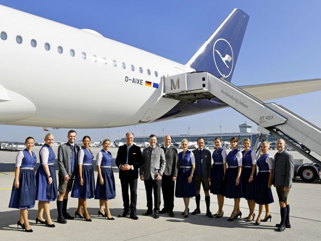Lufthansa fête l'Oktoberfest avec des personnels en uniformes bavarois 3 Air Journal